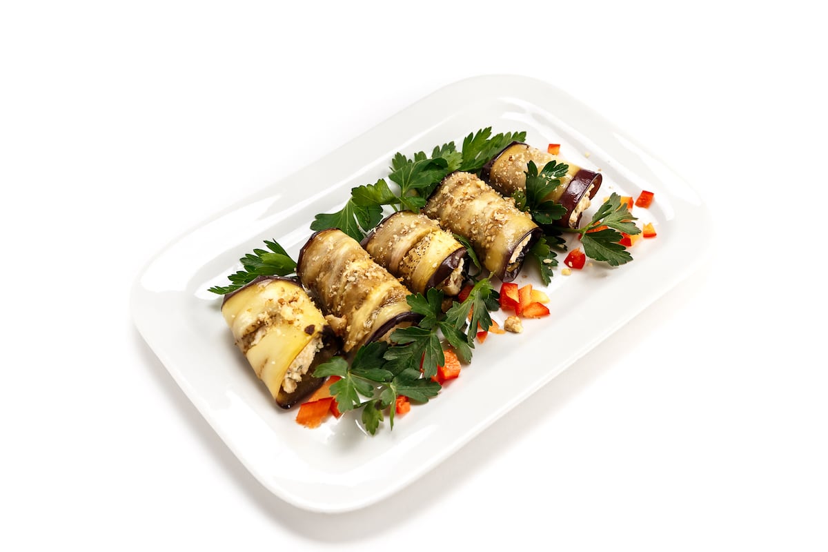 Рулеты из баклажан с грецкими орехами, сыром и чесноком