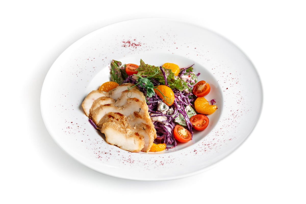 Салат с куриной грудкой сувид и красной капустой