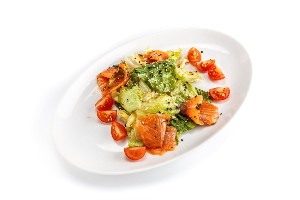 Салат с семгой и микс салатом