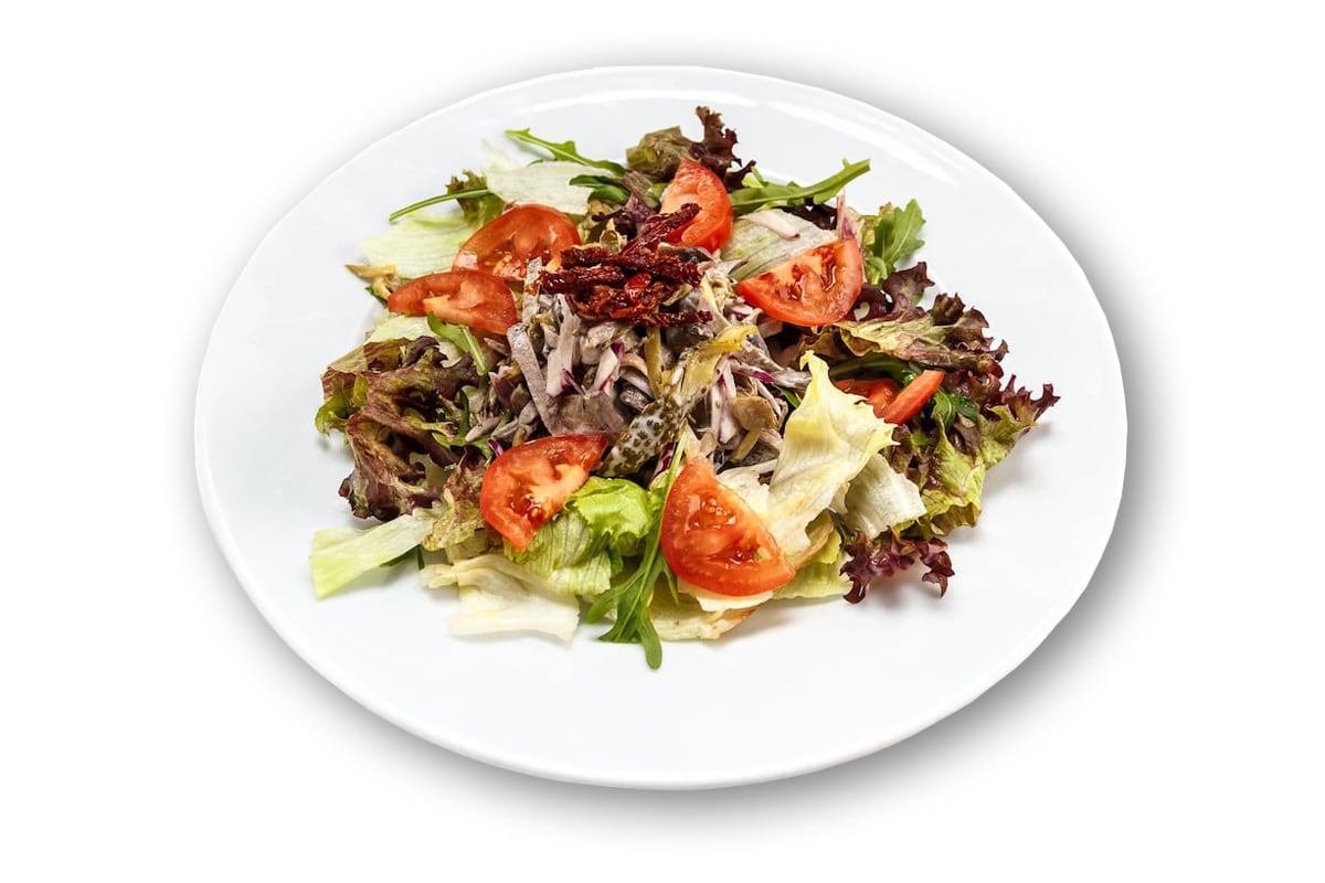 Салат с телячим языком, баклажанами, шампиньонами, свежими помидорами, солеными огурцами и вялеными томатами