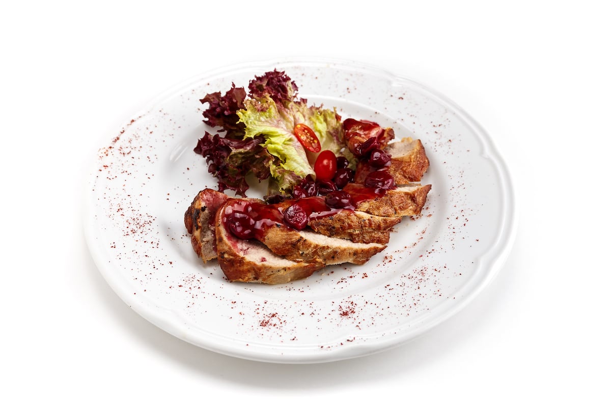 Свиная вырезка с вишневым соусом и мятой 